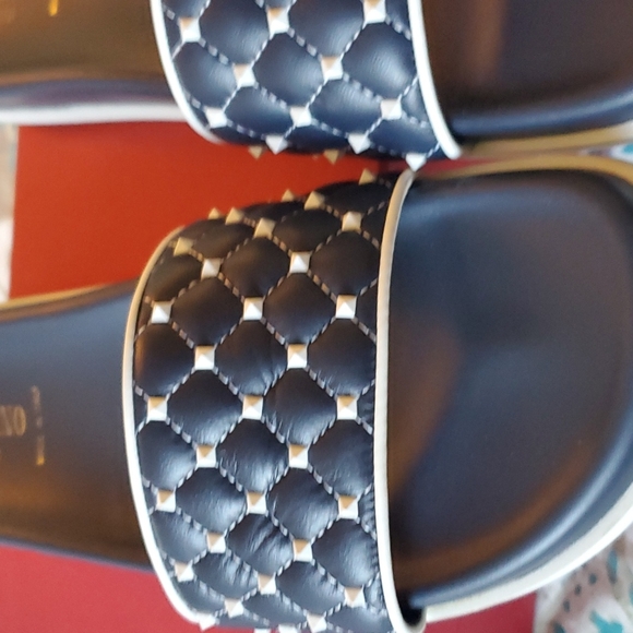 Valentino Free rockstud spike pool slide comes with dust bag and box Valentino - Picture 4 of 14